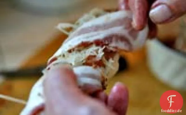 Gegrillte mit Speck umwickelte gefüllte Hot Dogs