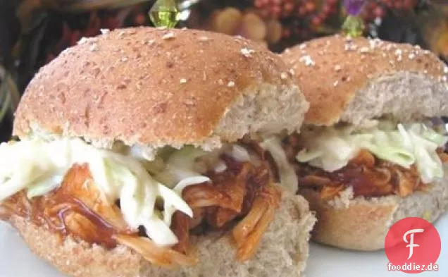 Shredded Bbq Chicken Sliders mit cremigem Cole Slaw