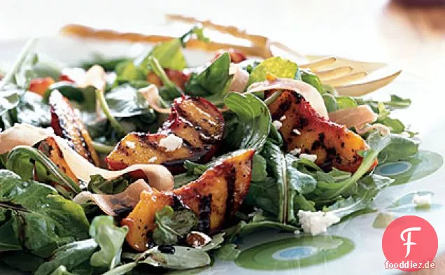 Gegrillte Pfirsiche über Rucola mit Ziegenkäse und Schinken