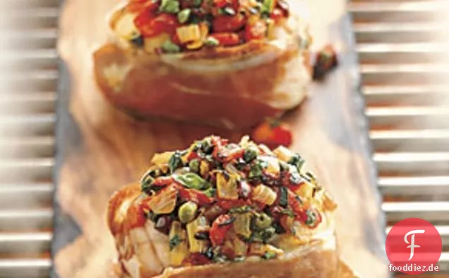 Cedar-Planked Seeteufel mit Feuer geröstet und Puttanesca Relish