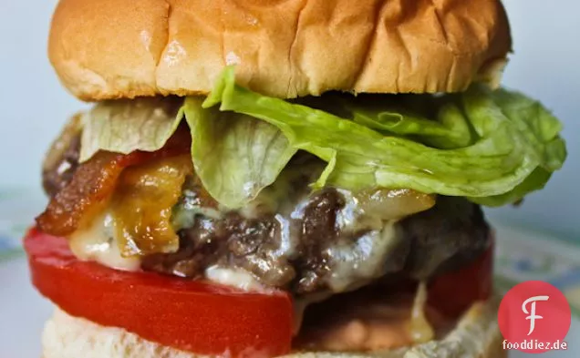Speck-Blauschimmelkäse-Burger Mit Karamellisierten Zwiebeln
