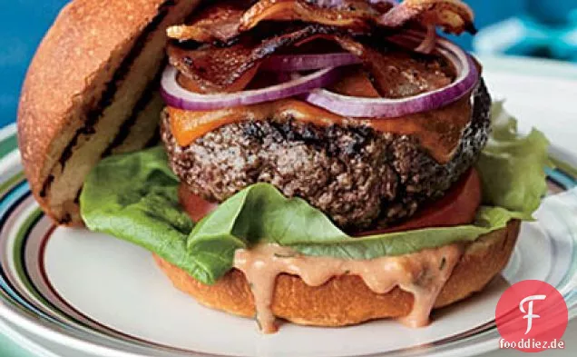 Cheddar BLT Burger mit Estragon Russian Dressing
