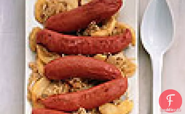 Bratwurst mit Äpfeln, Zwiebeln und Sauerkraut