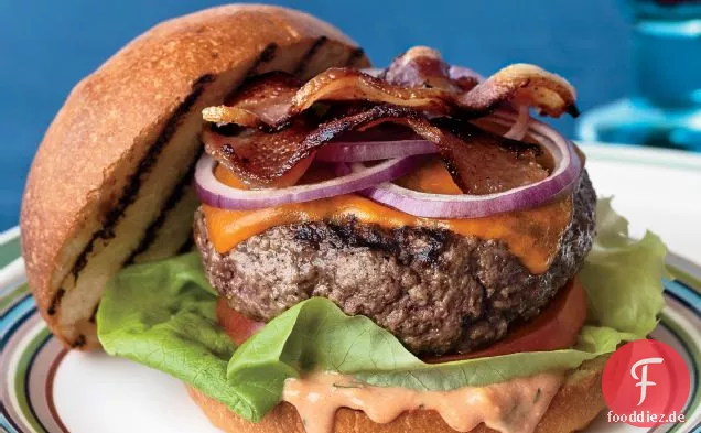 Cheddar BLT Burger mit Estragon Russian Dressing