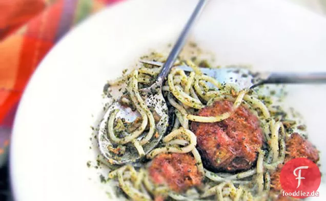 Italienisches Fleischbällchenrezept mit Basilikum-Pesto-Pasta