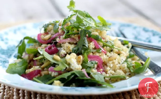 Gerösteter Hirsesalat mit Rucola, schnell eingelegten Zwiebeln und los