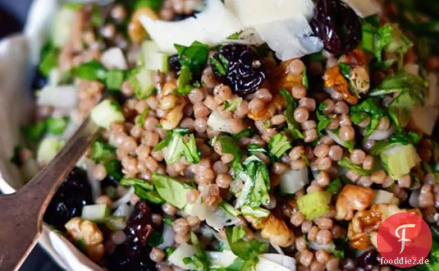 Vollkorn-Couscous mit Kirschen & Rucola