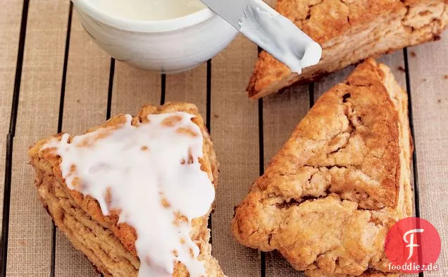 Iced Zimt-Brötchen Scones