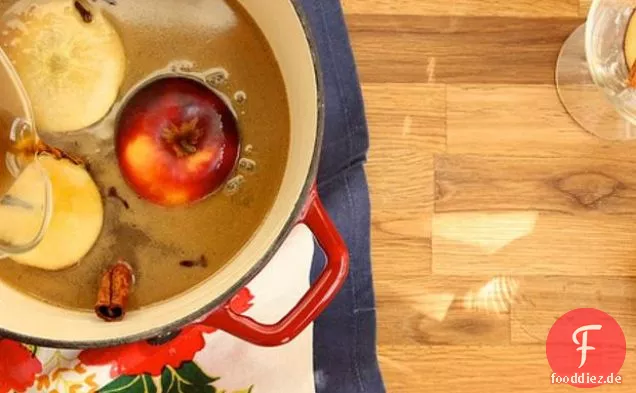 Heiß gebutterter Rum und Apfelwein
