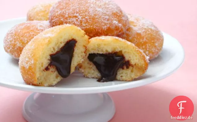 Schokolade und Bier gefüllte Donuts