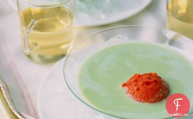 Joghurt-Basilikum-Suppe mit Tomateneis