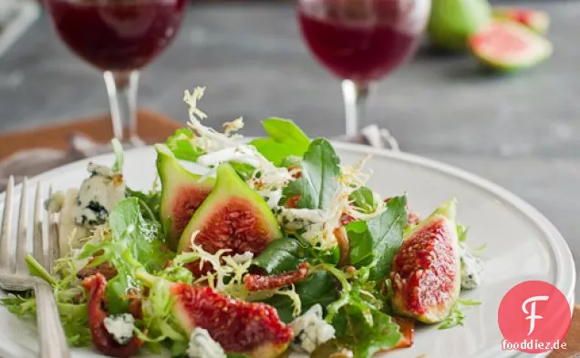 Rucola-Feigen-Salat mit Blauschimmelkäse und warmem Speck Vinaigrette Rezept