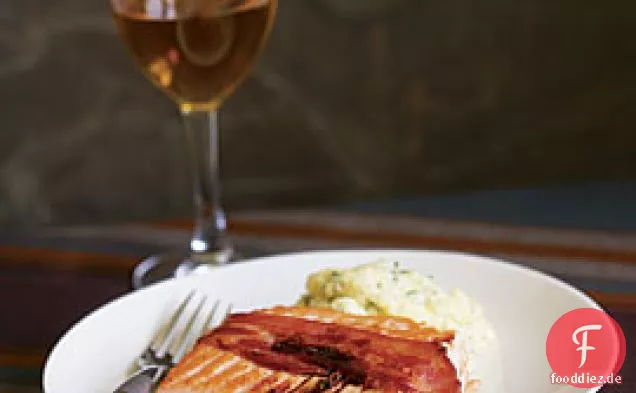 Lachs gebraten auf Speck mit Balsamico-Essig, Honig & Rosmarin