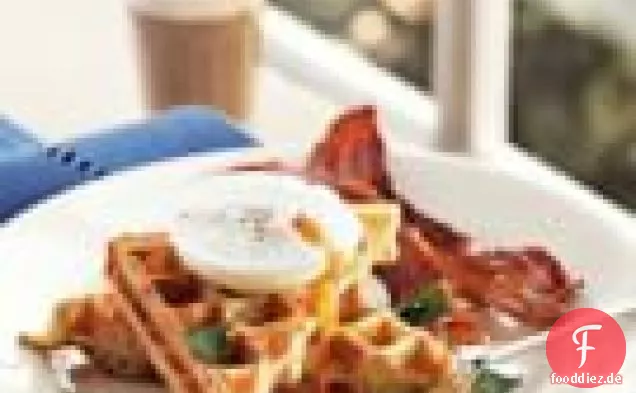 Herzhafte Waffeln mit pochierten Eiern & Speck