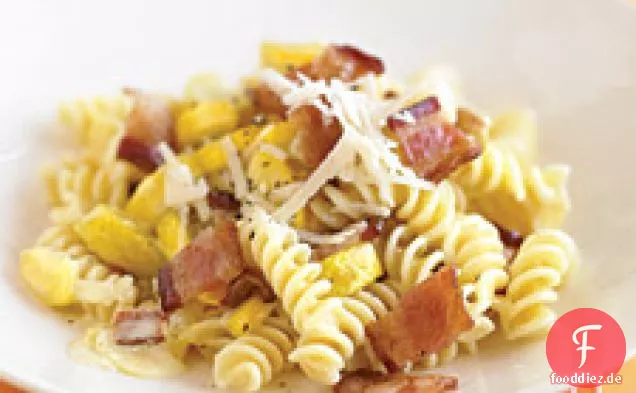 Cremige Fusilli mit gelbem Kürbis und Speck