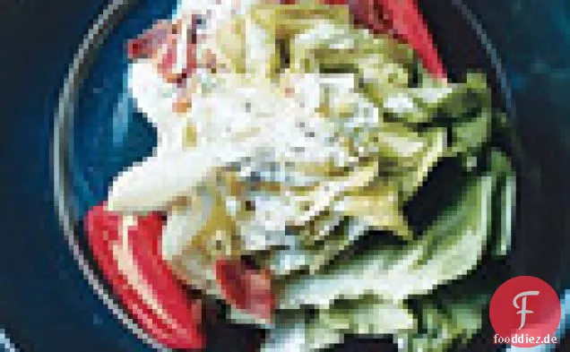 Beefsteak Tomaten, Butterkopf Salat und Speck mit Blauschimmelkäse-Dressing