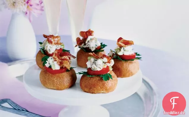 Baby Brioches mit Hühnersalat und Speck