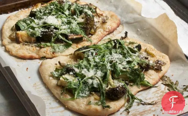 Zwiebeln & Rucola, Parmesan Pizza