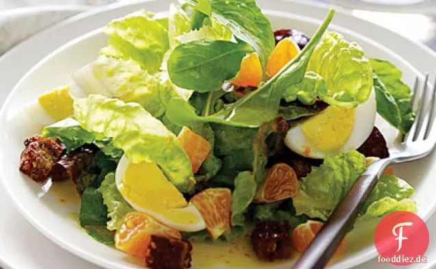 Roter Butterkopf-Salat und Rucola-Salat mit Mandarinen und hart gekochten Eiern