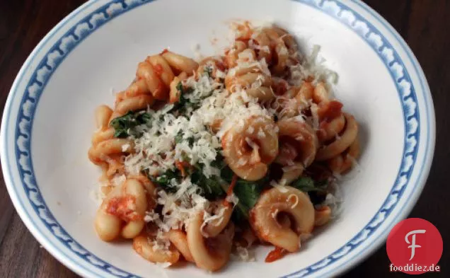 Pasta Mit Tomatensauce Und Rucola