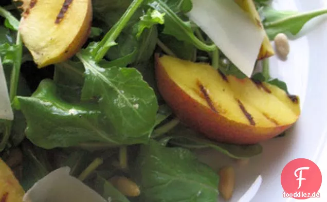 Rucola-Salat Mit Pinienkernen, Parmesan Und Gegrillten Pfirsichen