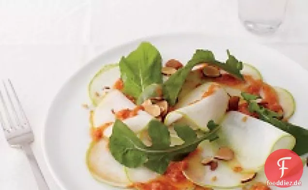 Rasierter Kohlrabi-Rucola-Salat mit klobigem Knoblauch und Piment