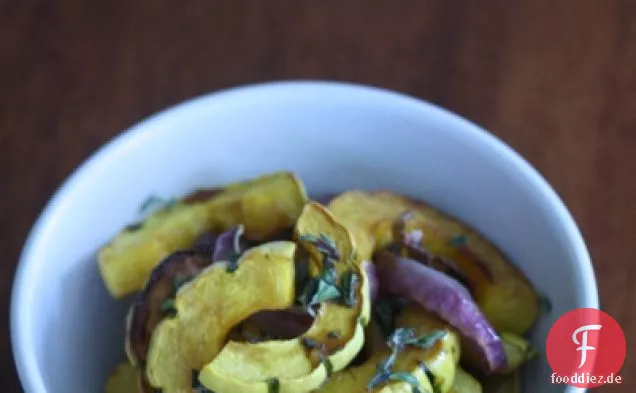 Delicata Squash-Salat Mit Balsamico-oregano Beträufeln
