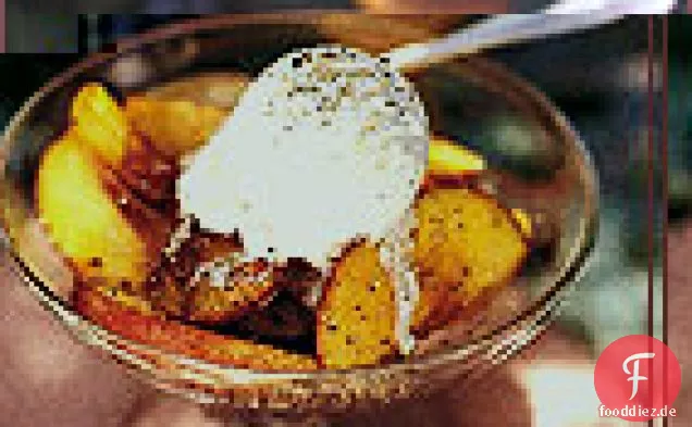 Vanille-Gelato mit Pfirsichen in Balsamico-Essig