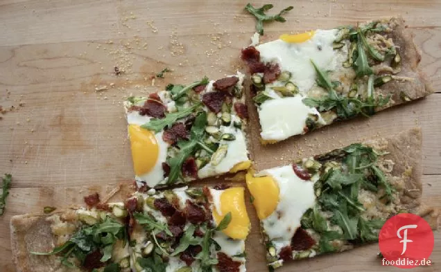 Pizza mit Speck, Spargel und Ei