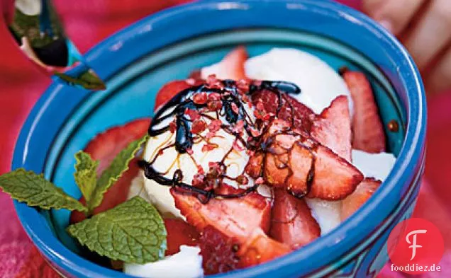 Gefrorener Joghurt mit Erdbeeren in Balsamico-Sirup