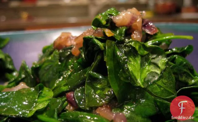 Welken Spinat Salat W/ Balsamico karamellisierte Rote Zwiebeln