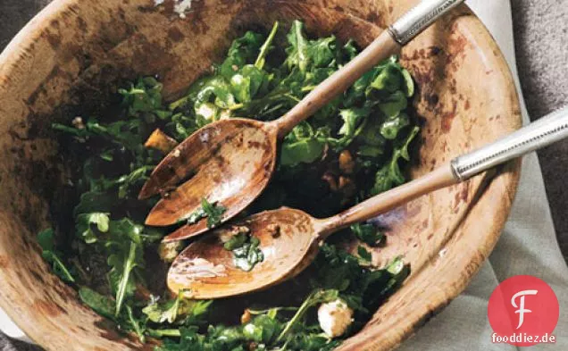 Rucola Salat Mit Karamellisierten Zwiebeln, Ziegenkäse Und Kandierten