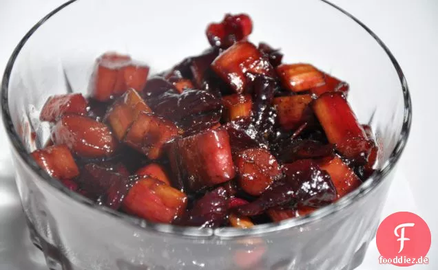 Rhabarber-Zwiebel-Confit mit Erdbeer-Balsamico-Essig
