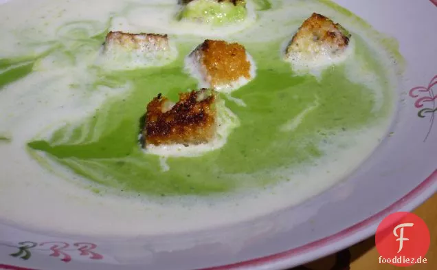 Frühlings-Erbsensuppe, Knoblauch-Croutons, Zitronengras-Creme