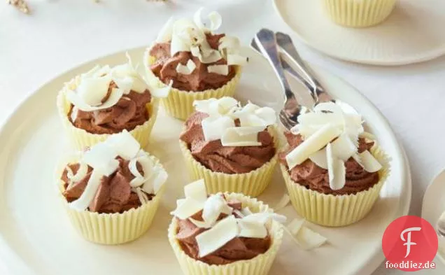 Mascarpone und dunkle Schokoladencreme in weißen Schokoladenbechern