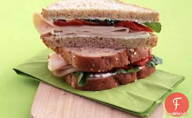 Truthahn-Sandwich mit Ricotta, Paprika und Rucola