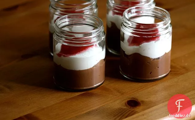 Milchschokoladenpudding mit Sahne und Himbeersauce