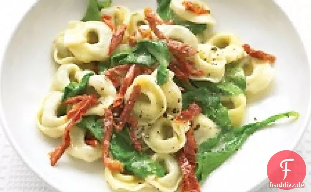 Rindfleischtortellini mit Rucola und sonnengetrockneten Tomaten