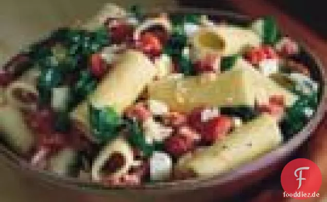 Rigatoni Mit Salami, Mozzarella Und Rucola