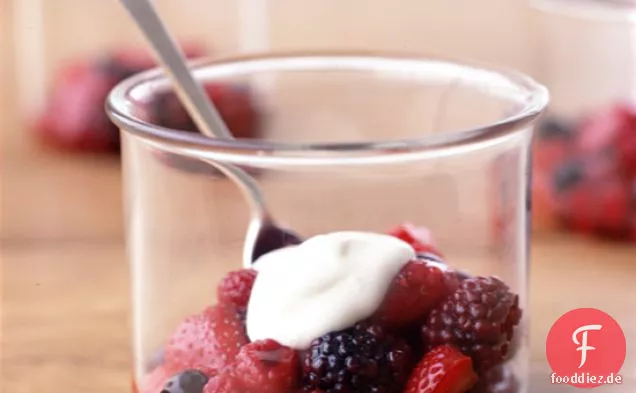Sommerbeeren mit Ziegenkäsecreme