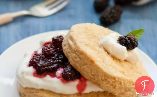 Brown Sugar Shortcakes mit Olallieberries und Lemon Verbena Cream