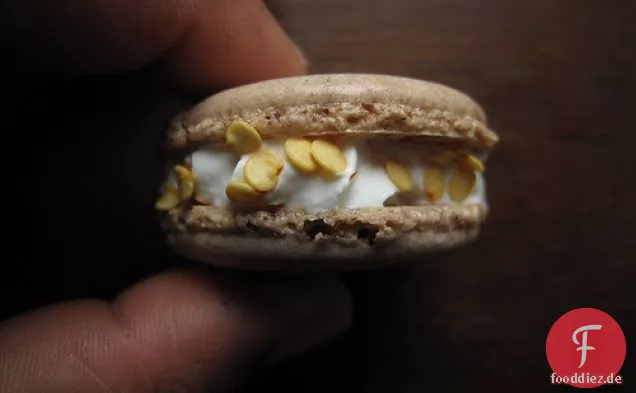 Mexikanische Schokoladen-Macarons Mit Chili-Creme