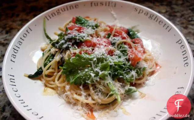 Abendessen heute Abend: Pasta mit Mais, Rucola und Tomaten