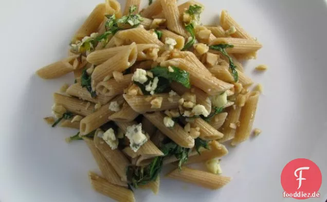 Vollkornnudeln mit Rucola, Gorgonzola und Walnüssen