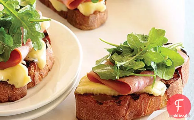 Gegrillte Schinken-, Brie- und Rucola-Sandwiches mit offenem Gesicht
