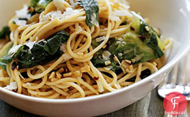 Spaghettini mit würziger Escarole und Pecorino Romano