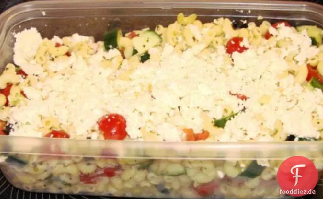 Frischer griechischer Nudelsalat