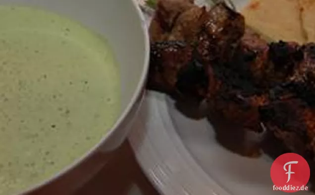 Griechisches Lamm Kabobs mit Joghurt-Minze Salsa Verde