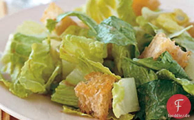 Caesar Salat mit hausgemachten Croutons und Balsamico-Dressing