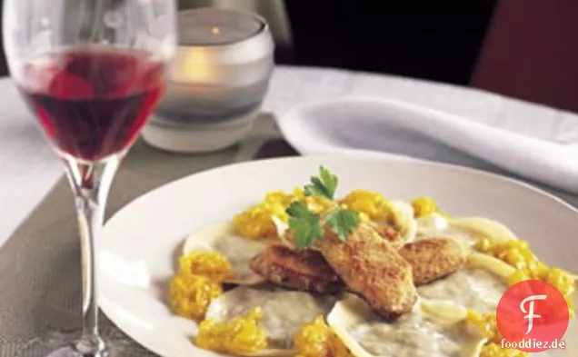 Linsenravioli mit Wurst und gelber Tomatensauce